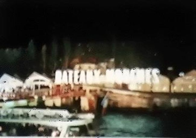 ←◇『夜のバトームーシュにて・・』 <br /><br />Dinnerを済ませて乗船するつもりが、色々と探した挙句、やっと見つけた店はドロ込みで(TｏT)<br /><br />諦めて先に乗船しました♪前回は昼間のバトーバンデンブラに乗ったのですが、今回は妹のオススメに従って夜のバトームーシュにトライしました！