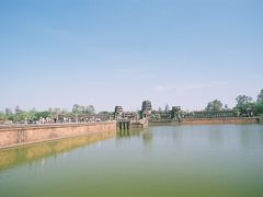 13:30 いよいよアンコールワットへ

食事の後、アンコールワットへやってきました。
正面から見るとこんな感じですが、これからいよいよ中へ入ります。