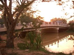17:30 夕暮れのシェムリアップ川


市内の中心部にはシェムリアップ川が流れていて、あまり水はきれいではありませんでしたが少し静かなエリアです。