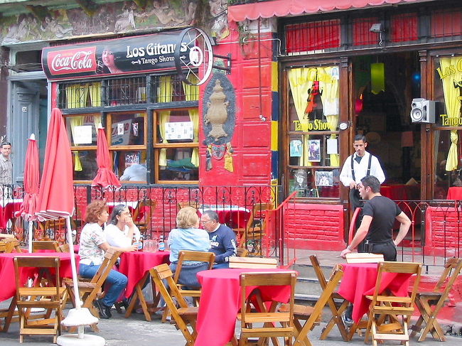 カミニート界隈のレストラン、この辺のレストランはタンゴショーが付いていて食事の間タンゴが見られます