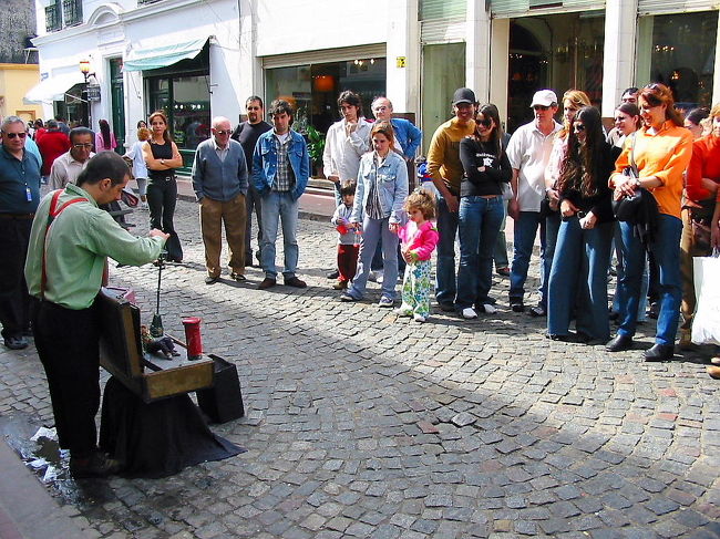 通りには大道芸人もたくさん出ていて楽しませてくれます