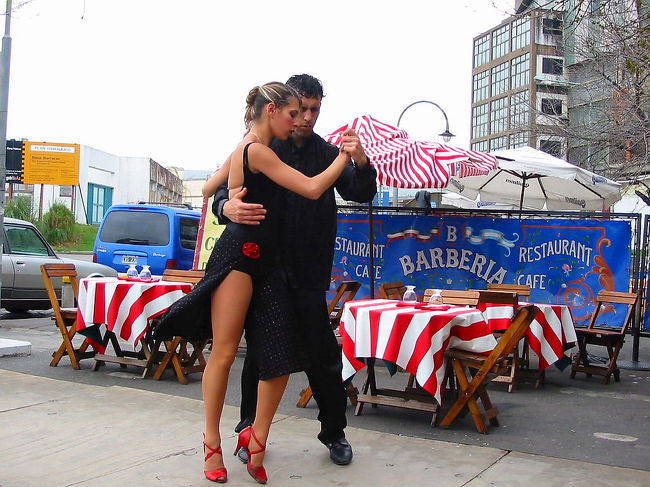 通りより少し離れたレストランの外で食事しました。私たち二人の為に食事が終わるまで踊ってくれた二人です、すごい美人でした！！