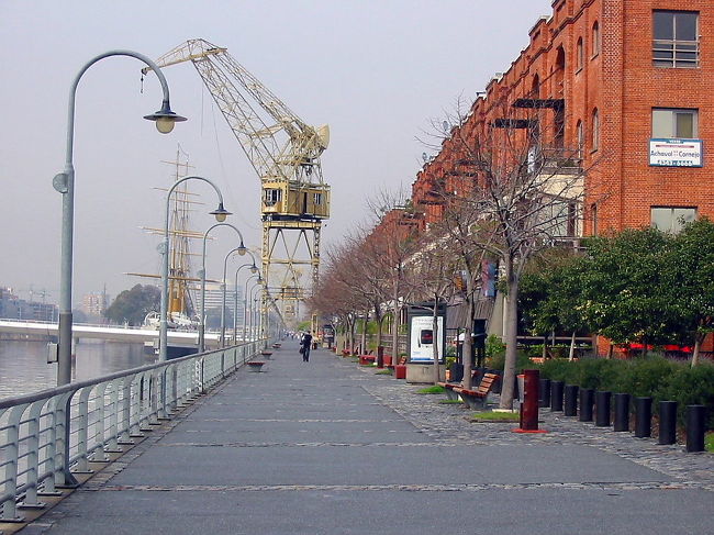 昔、英国の倉庫だったところがレストランに生まれ変わって新しいスポットになっています