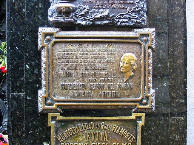 エビータのお墓、いまだに国民に人気があり花が絶えることがないそうです