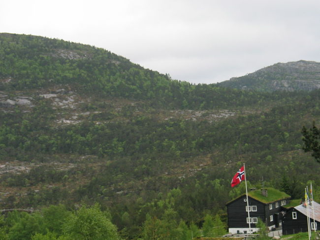 フェリーとバスを乗り継いで、プレーケストーレンヒュッテまで来ました。<br />ここからプレーケストーレンまで頑張って登ります。<br />たくさん登山する人がいると思っていたんだけど、私達を含めて４組程しか見かけません。<br />ちょっと不安。<br />