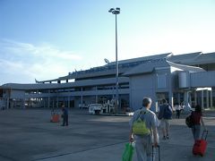 17:00 ラオスに到着

ビエンチャン・ワットタイ国際空港に到着しました。
やはりここでも徒歩でターミナルへ移動します。