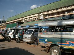 市場のジャンボ

タラート・サオの外側にはたくさんのジャンボと呼ばれる乗り物が並んでしました。