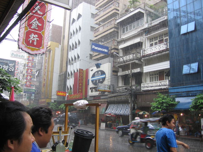 やっと着いたヤワラー。空港でとったホワイトオーキッド（1200B×１泊）まで土砂降りのなか少し歩く。