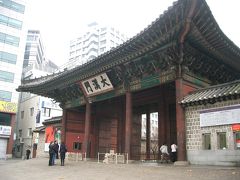 徳寿宮（トクスグン）の大漢門


まずは徳寿宮（トクスグン／Deoksugung）から観光スタートです。
ソウル（Seoul）中心地の市庁（シチョン）にあり、アクセスしやすい見所の一つです。
しかし、中に入ったことはありません。
今回初めて観光として入場してみることにしました。


■ソウルナビ（徳寿宮）
http://www.seoulnavi.com/miru/4/article/