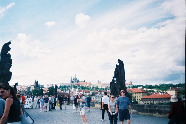 カレル橋です。観光客がいっぱいいます。