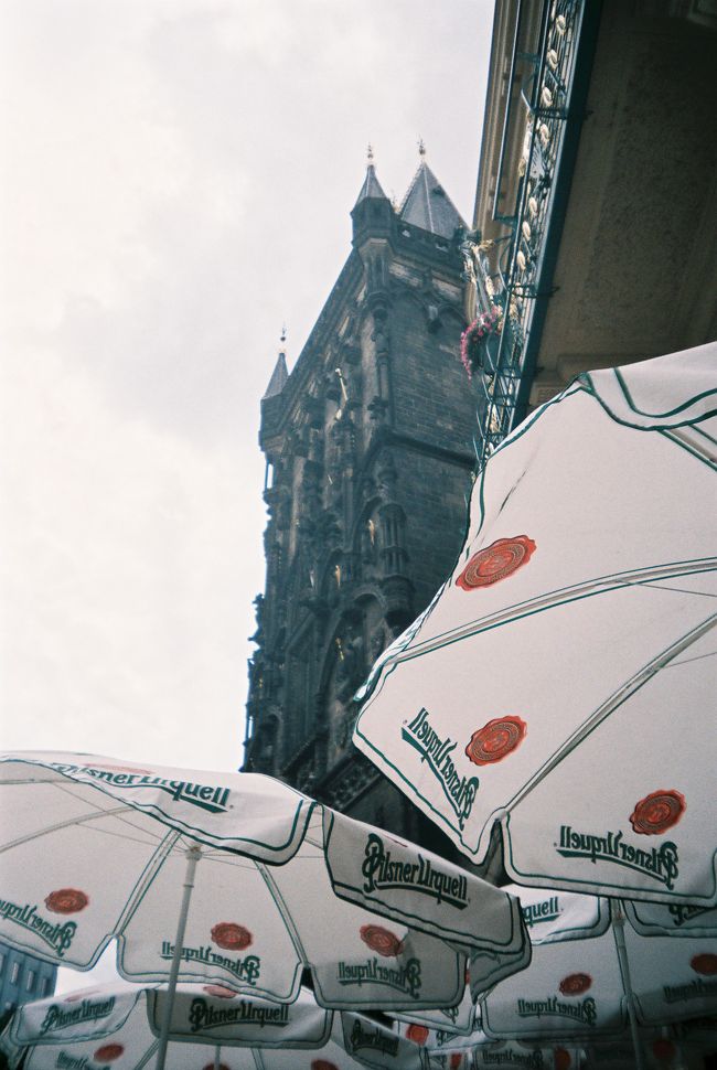 市民会館の前のオープンカフェから火薬塔を撮りました。