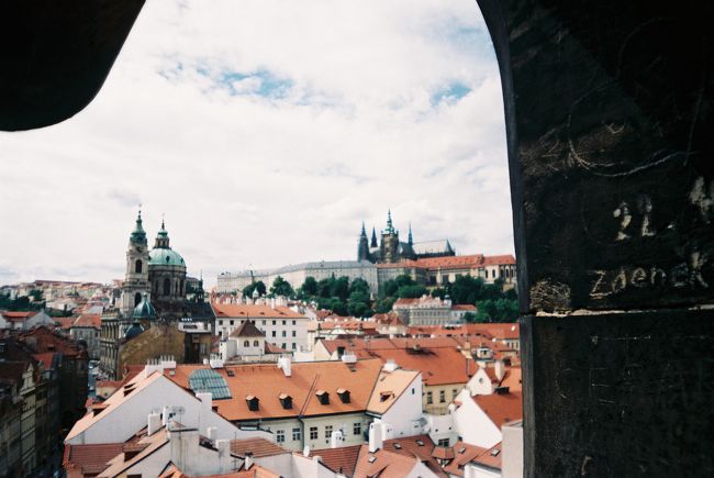 ふたたび、火薬塔です。塔に彫りこまれた落書きが気になりますが、プラハ城の遠景を望めます。