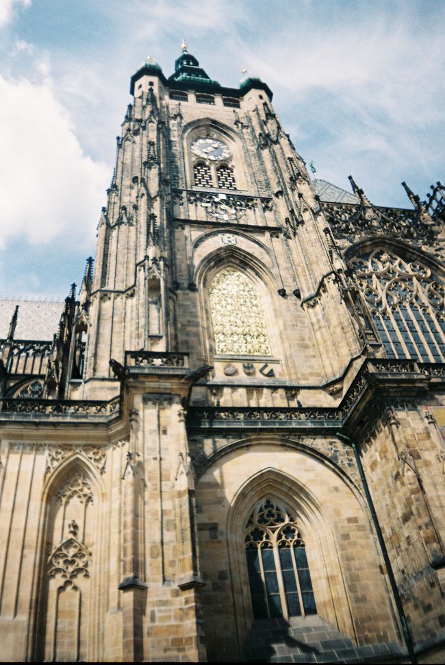 いきなーり、プラハ城内に乱入してしまいました。この建物は、城内の聖ヴィート大聖堂です。