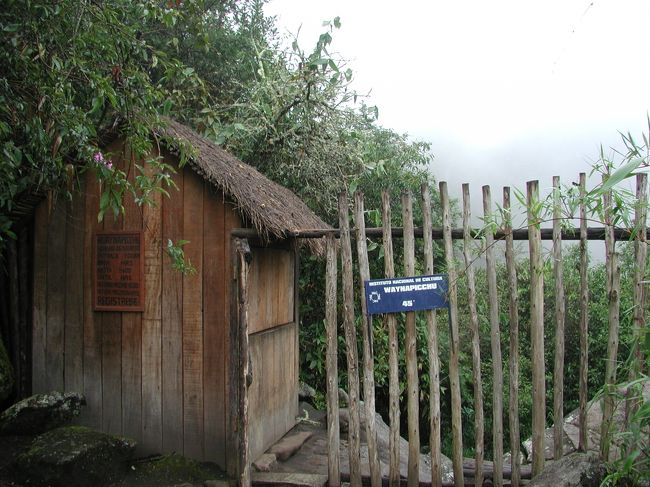 ☆ワイナピチュ入口☆<br />前日「夜明け前に起きて、マチュピチュまで歩いて行くぞっ！」って盛り上がっていたけれど、、目が覚めたらもう5時半！ぎゃ〜〜っ！<br />慌てて用意して、朝二のバスゲットしてマチュピチュへ。。<br />すごい霧。。<br />遺跡の中のはずだけど、何も見えない。。<br />勘を頼りに、とにかくまずはワイナピチュへ。。<br />入口の管理小屋はまだ閉まっていたけれど、誰よりも早く登って絶景ポイントをおさえなきゃっ！<br />で、管理小屋に名前とパスポートＮＯを書いた紙を置いてＧＯ！