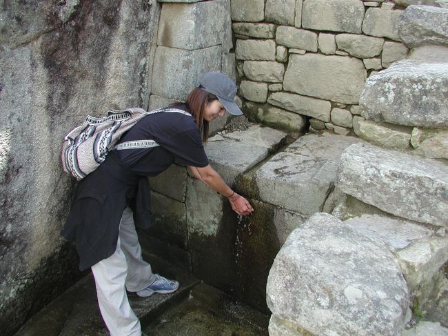 ☆水路☆<br />こんな断崖絶壁の山の上で生活できたのも、インカの高い水路・水管作成技術があったからこそ。<br />この水は遠くの山のかなたから、石の溝を伝って流れてきているらしい。<br />
