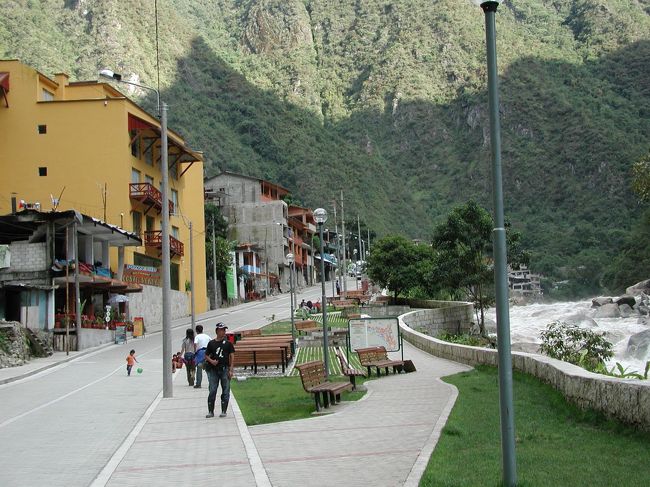 ☆アグアスカリエンテス☆<br />帰りはマチュピチュからグッバイボーイの道を通って、この麓の町アグアスカリエンテスまで帰った。<br />グッバイボーイの道は想像以上に急斜面で険しかった。。<br />右端に見えるのがウルバンバ川。