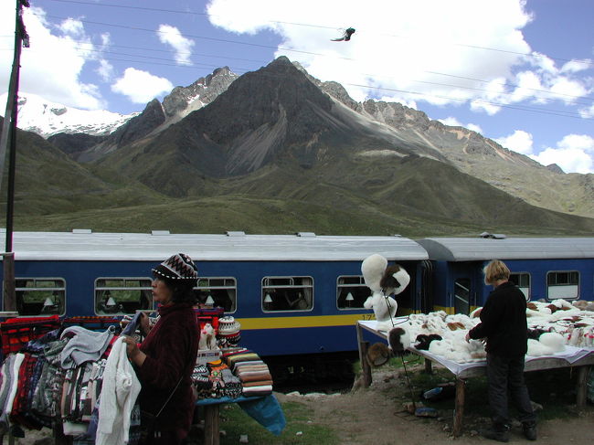 ☆ＬＡ　ＲＡＹＡ☆<br />世界最高所の駅「ラ・ラヤ」<br />グランブルーに出てくるね☆<br />標高4319ｍ<br />クスコを出てから、絶景絶景が続いてやっぱり列車移動にして良かった！<br />けど、この駅付近で高山病がピークに発症。。<br />頭が痛い、、気持ち悪い。。<br />