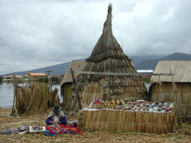 ☆ウロス島☆<br />トトラの浮島<br />家も舟も全部トトラ！<br />