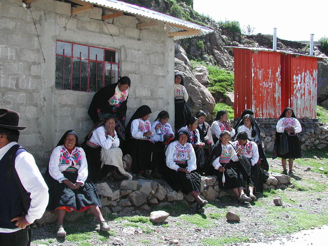 ☆アマンタニ島の女性たち☆<br />アマンタニ島でホームステイ<br />受け入れのホストファミリーが港に迎えに来てくれていた。民族衣装がすてきっ！