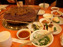 11:20　豪快な焼肉ランチ


明洞（ミョンドン／Myeongdong）にある「コムソルチプ」という焼肉屋に行きました。
ドカンと網の上に肉が乗って、結構なボリュームです。
店の人が豪快にハサミで切ってくれました。


■クチコミ
http://4travel.jp/overseas/area/asia/korea/seoul/tips/10033109/

■Photolibrary
http://www.photolibrary.jp/img39/69_109146.html