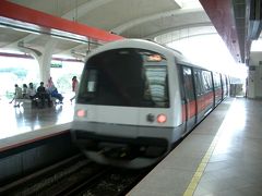 MRT


地下鉄とはいっても郊外では地上を走ります。
空港から市内中心部（シティホール）までは乗り換えを含めて約50分くらいで、料金は$2.4でした。