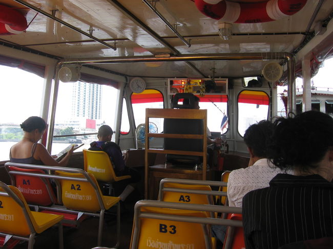 黄色の旗が立っている船は特急。ちなみにオレンジは急行、旗なしは各駅。15B。<br />