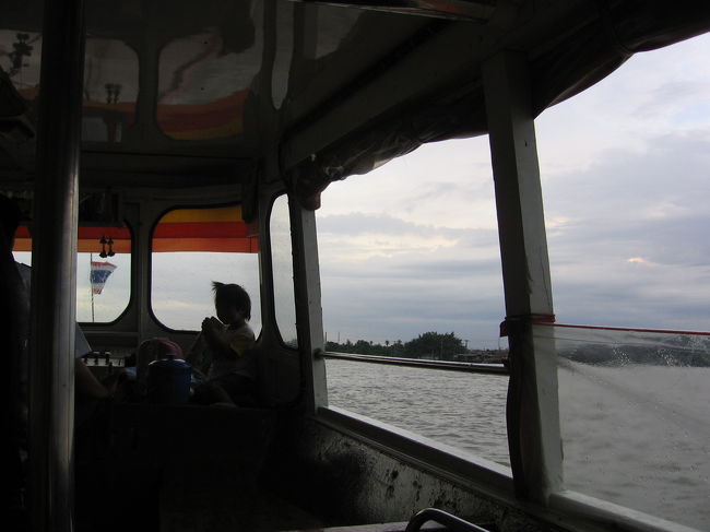 雨が降ってきた、早く帰らなきゃ！と思ったら間違えて各駅停車に乗ってしまった（−−!）<br />