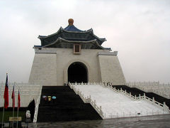 紀念堂


長い階段を上ると建物の中に蒋介石の像があり、それを守るように衛兵が2人立っています。
