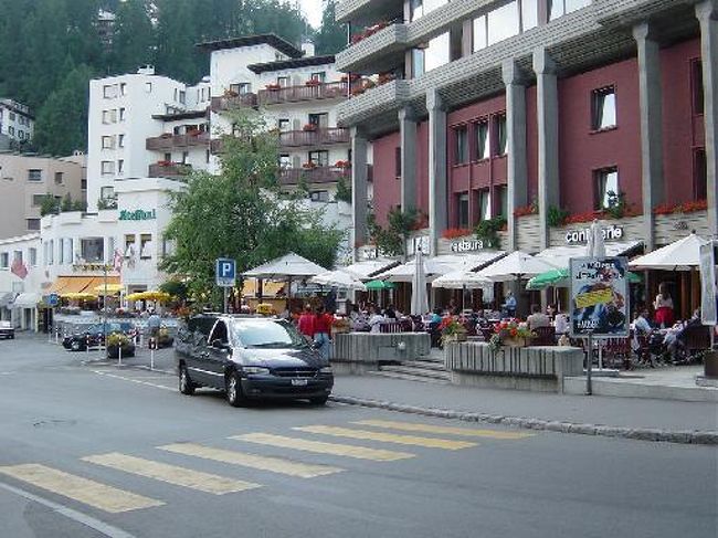 サンモリッツのほぼ中心にあるポスタ・ヴェリア広場付近。オープン・カフェが出ています。お花がきれいですね。 この僕の後ろ側から左手に下りたところに小さいコンビニがあります。