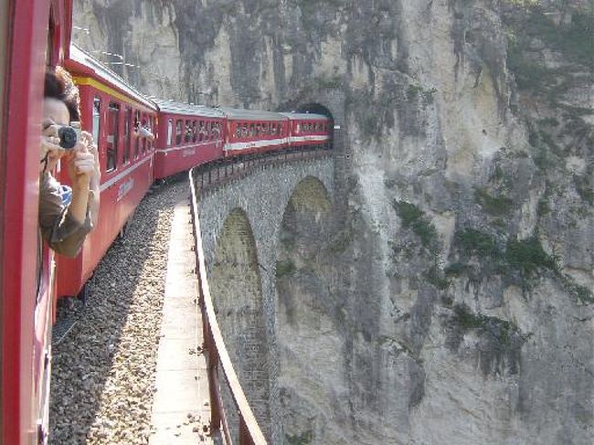 氷河特急でルンドヴァッサー橋を通過。みんな進行方向に見えると思って、違う方向を見ています。トンネルを出て橋を渡っているところです。サンモリッツ発の場合は後ろに見えることに注意！ 