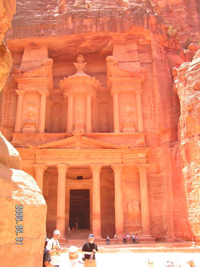 ペトラ遺跡<br /><br />エルハズネ<br /><br />崖をけずって作られた霊廟で高さ43ｍ！！　本当昔の人はすごい。<br />夕方に見ると赤さが増していくのだが、ここでじーっとみてるだけでも　感激でした。<br /><br />ただ、中はたいしたことはなかった。ここにいたる道中も、ここでも　らくだ、ロバ、馬、馬車の客引きがすごい、、。<br />でも　自分の足で歩いて　ゆっくり見るほうが感動も大きいと思う。<br />途中ＮＨＫの撮影隊にあった。なんとサーメルの知り合いだとか。<br />普通の旅行者がはいれないような所までいけるなんてちょっぴりうらやましかった。