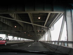 【いよいよマンハッタンへ】

ニュージャージー州を抜けてこの橋を越えればいよいよマンハッタンに突入です。
北側からダウンタウンを目指すため、ハーレム地区を通過していきます。 