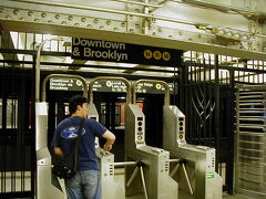 【地下鉄でダウンタウンへ】

今回のニューヨークはゲートシティとしてだけの利用だけではなく、やはり外せなかったのはグラウンド・ゼロです。
前年のテロの後、すっかり名前を聞くようになりました。
まずはタイムズスクエアから地下鉄に乗ってロワータウンを目指します。