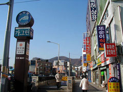 朝の南浦洞


とりあえずの目的は釜山（プサン／Busan）近郊の海雲台（ヘウンデ／Haeundae）に電車に乗って行ってみることにします。
まずは地下鉄で釜山駅に向かうためにホテル最寄りの南浦洞（ナンポドン／Nampo-dong）へ向かい、地下鉄に乗ります。