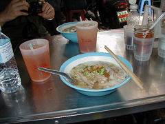 ナコンカーセム（泥棒市場）の路地裏の屋台で食事をしました。
何を頼んだのかよくわかりませんが、結構おいしかったです＾＾；（なんかベトナムのフォーに似ていたような気がします）
でもちょっと水と衛生さには警戒してしまいました。
