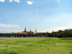王宮の前には広い芝生の広場があります。
この辺りは観光スポットがたくさんあるのですが、後日訪れるところもあるので、今日は少し変わったところに行こうと思います。