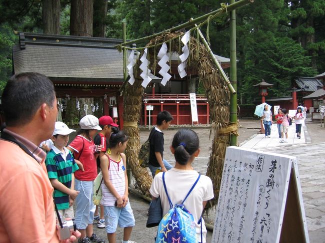 茅の輪くぐり：二荒山神社にて。子供達が列を作って右に左に輪をくぐっていた。みんな、良いことあるといいな。