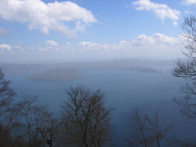 十和田湖：展望台から眺めた十和田湖。雪が大分残っていて風も冷たく、さらに上着を着なければならなかった。