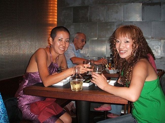 グエル公園を観光した帰りに、ガイドブックで目星をつけたEl japones(エル・ハポネス)というジャパニーズレストランにてディナー。アタシは、海外に行くと必ず日本食が恋しくなるとか、けしてそういうタチじゃない。普段から米をほとんど食べないし、好き嫌いも皆無に近いので、わりかしどこの国の食べ物にも順応できる。でも、アタシは和食であって和食じゃない、海外で食べる和食が、１つのジャンルとして大好きなのさ♪よって、大概、どこの国に行っても、１度はジャパニーズレストランに行く。ここに行った動機もそう。寿司も好きだけど、Sushiも好きなんだな〜(^-^)