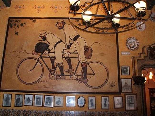 4CATSの壁です。いいカンジに色あせた壁も、風情があって素敵です。アンティークなカンジでね。