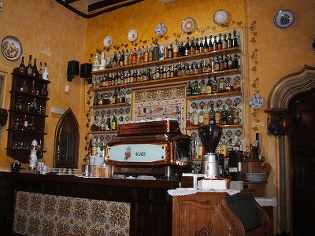 ボトル棚です☆マスターは味があって素敵な人ですが、女性の店員はかなりバッドアティテュードでした(-_-)