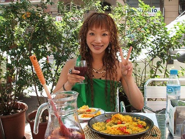 サグラダファミリアを観光して、グエル公園に行く前に、その辺のパエリアのあるレストランで。アタシも史恵里もとにかくパエリアが大好きで、博多にいる時もお気に入りのスパニッシュレストランに行っては良く食べました♪本場のパエリアはとにかく美味！！！毎日ランチかディナーか、いずれかで食べてました(笑)。パスタのパエリアや、イカ墨のパエリアなんかもso good(^-⌒)bそりゃ、旅の間だけで4kgも太るわけです↓<br />＿｜￣｜○ガクッ・・・