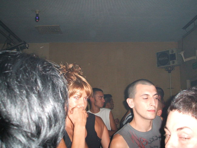 バルセロナに来た初日、ランブラス通りの裏にあった、チャージなしのテクノ系のクラブにて。写真じゃ全く解りませんが(泣)、実は奥の壁はスクリーンの役割を果たしてて、サイケな映像が映し出されて、かなりcoolな雰囲気です☆