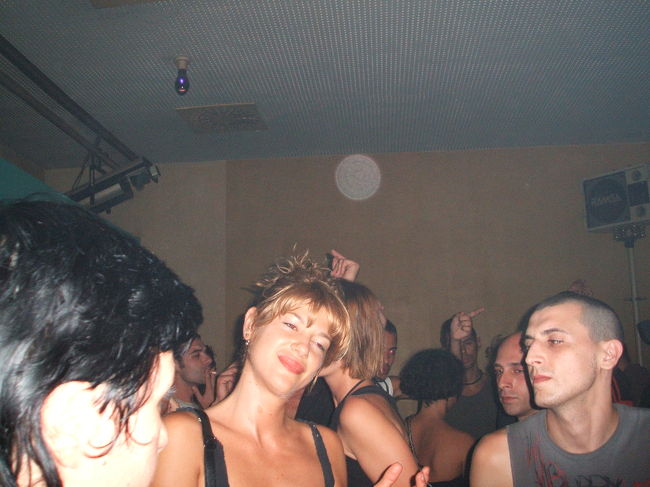 ランブラス通りから横に入っていくと、沢山のクラブやレストランやバルがあります。客引きもいっぱい。バルセロナはホントいかした街で、夜中の１２時回っても、ランブラス通りは大勢の人や大道芸人がいっぱい。シエスタなんてあるお国は、サスガに違うね。そりゃーまあ、昼寝の時間が公認されてんじゃ、別に夜寝る必要もないよね。子供が２３時くらいに街角でサッカーしてるのなんて、かなりのカルチャーショックを受けましたよ、おりゃ(笑)。ここの他にも、レゲエバー１件、ソウル系のクラブに１件行ったんだけど、写真撮ってくりゃよかった↓