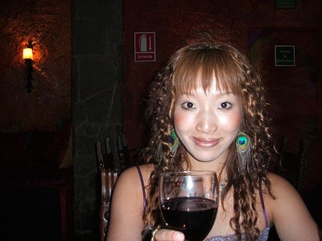 バルセロナ最終夜。どーしても素敵で美味しいレストランでディナーがしたかったアタシと史恵里は、２時間近く歩き回って何件も吟味した挙句、見初めた１件のレストランに飛び込み。だけどここが信じられんくらい素敵なレストランで、大正解！！内装も素敵だし、店員は感じいいし、料理も物凄く美味しくて、大満足☆まさに、最後の晩餐にふさわしいセレクトでしたね(^^)vワイン片手にゴキゲンです♪