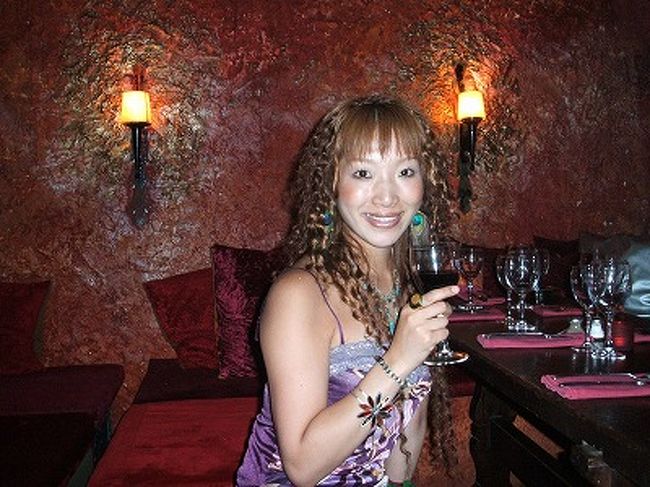 実はこの日は週末というのもあって予約もいっぱいだったみたいなんだけど、１時間半だけ、しかもベッドやソファーじゃなく、テーブルならという条件付で、無理矢理入店したアタシ達(笑)。アタシ達が入った時はまだ空席もちらほらあったけど、３０分もすると、あっという間に満席に。もちろん、観光客どころか、アジア系は１人もおらず。友達同士で来てる人もいたけど、やっぱりカップル率高しだったね。