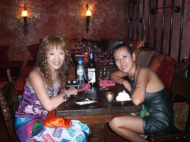 店員に頼んで、２人でパチリ☆スペインはとにかく、美味しくて安くて口当たりのいいワインが豊富で、ワイン好きなアタシ達にはもうHEAVEN☆ここのワインも滅茶苦茶美味しかった〜☆