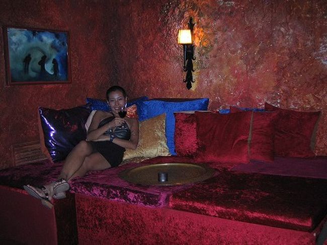 ホントはこのベッド？ソファ？みたいな席がよかったんだけど、本日は全席リザーブド↓仕方ないので、気分だけでもと、お客が入る前に、店員のいない隙を狙って撮影会(笑)。