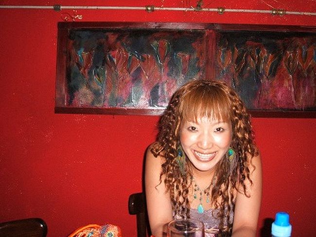 ←レストランでのディナーを終えて、またまた帰り道にピピッときたバルに飛び込み。ここは２階建てで、意外と地味なカンジで、ほとんどジモティーしか来てないカンジのバルだったんだけど、内装や飾られてる絵が、超アタシ達のドツボ☆んで、２F貸切で、バシバシ撮影会してまいりました(笑)。もちろん、ワイン片手にね♪