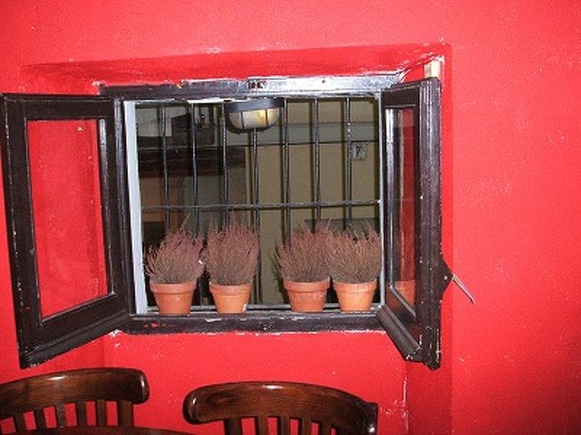 そのバルの２Fの窓。全体的に、こじんまりとしてて、人形の家みたいで可愛い！